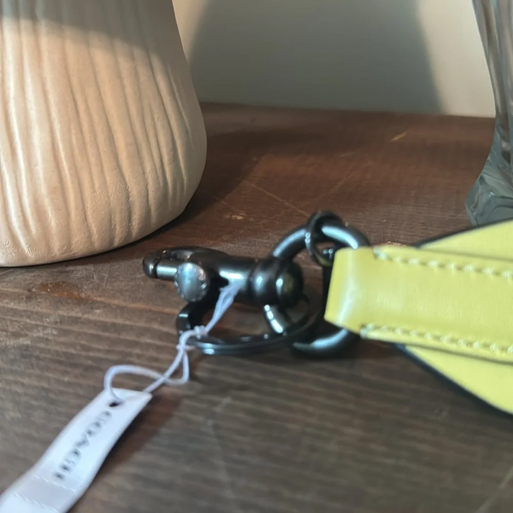 🐥🍌🍯🔅Coach Yellow key Accessory - Picture 2 of 5